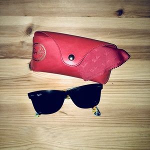 Woman’s Ray-Ban Wayfarer Sunglasses